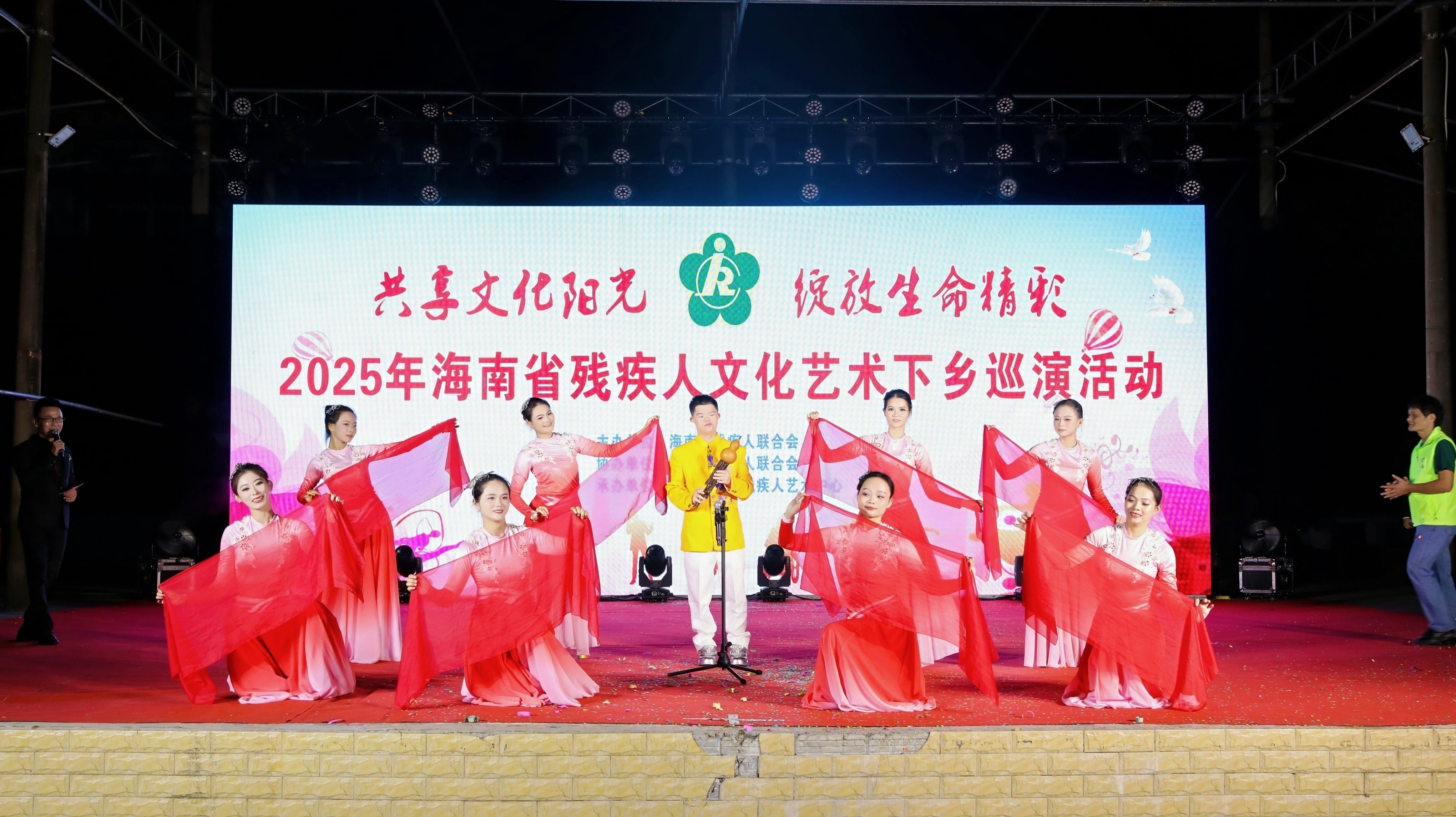 图片为巡演活动现场图片