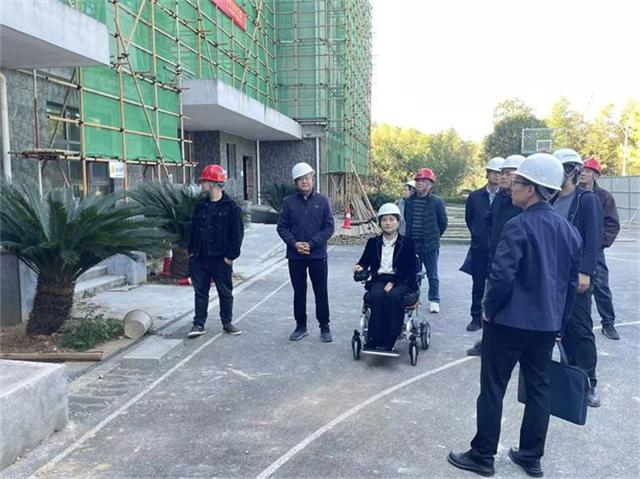 图为实地察看施工现场