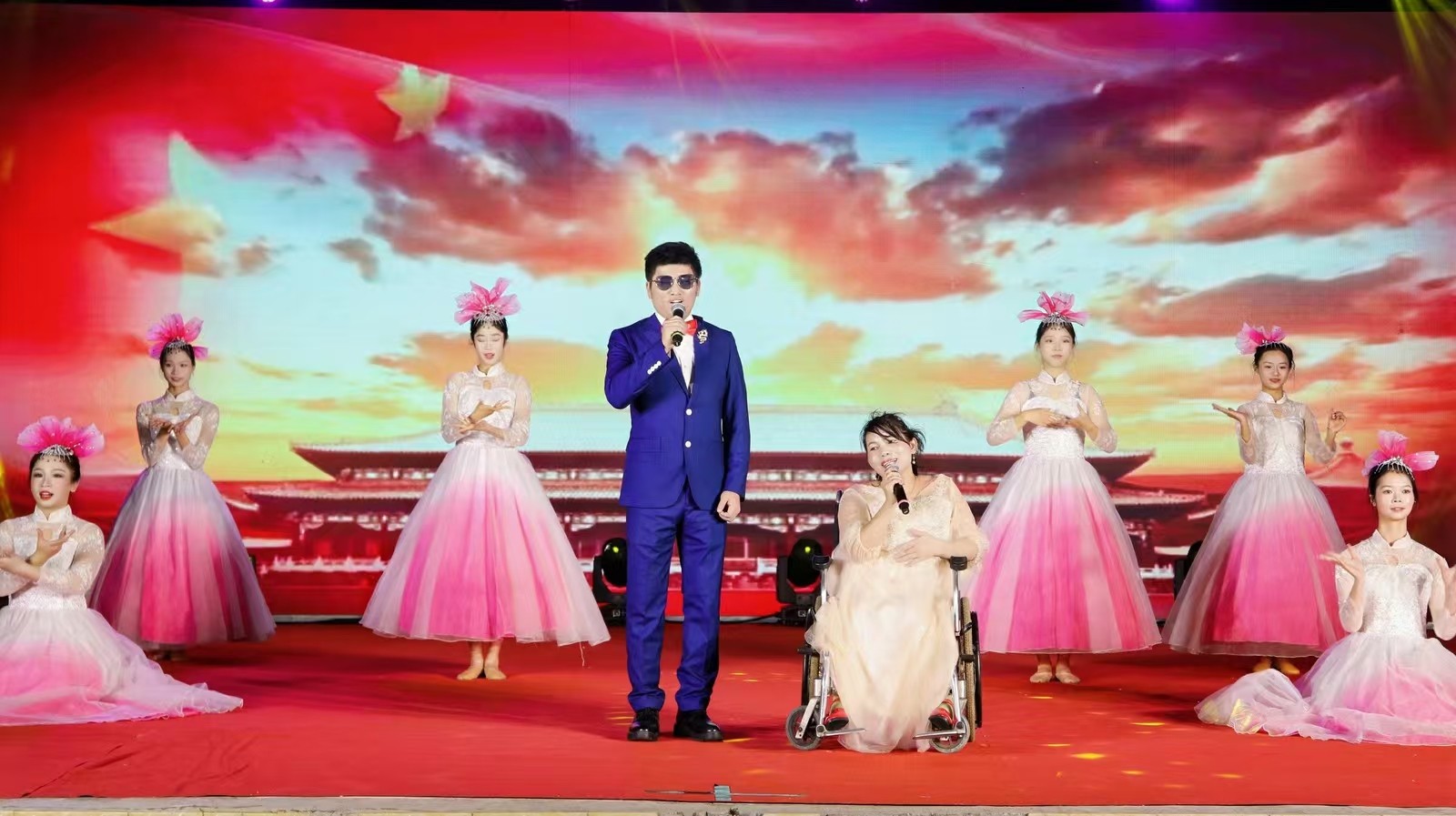 图片为巡演活动现场图片