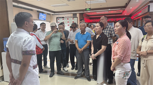 图为参观现场