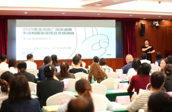 图为老师为学员们授课