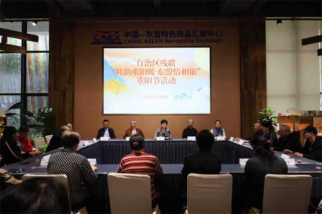 图为座谈会现场