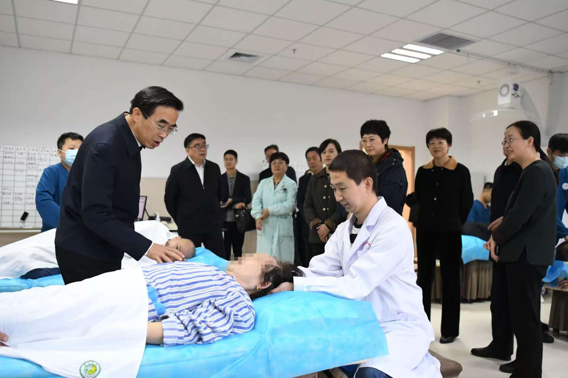 图为在试运行的宁夏盲人按摩医院探访