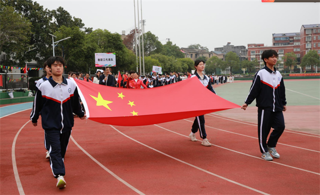 图为教职工和学生入场