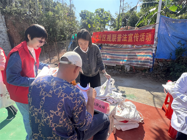 图为志愿服务活动现场