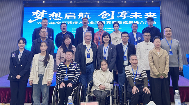 图为评委专家与参赛选手合照