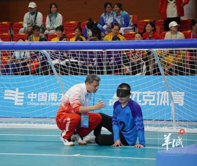 图为广东队教练和队员交代战术