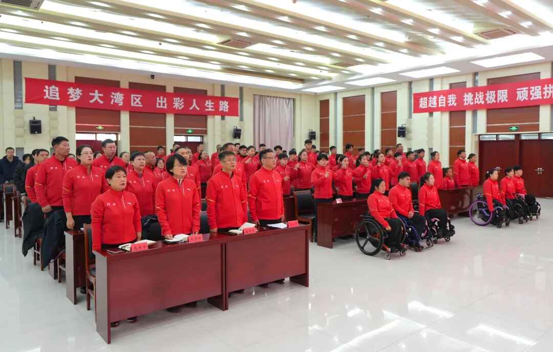 图为全体奏唱国歌