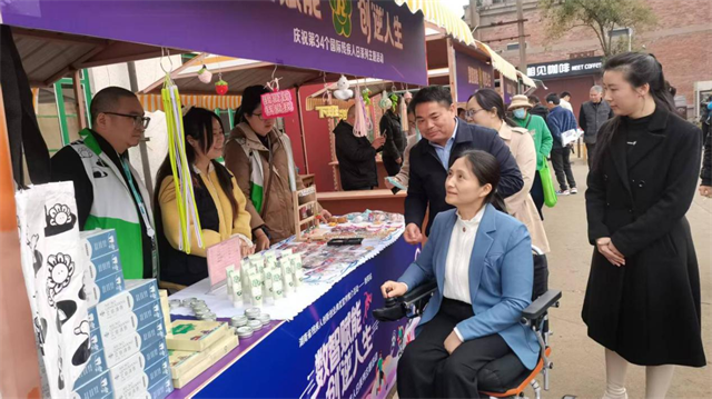 图为周蓉观摩爱心助残集市