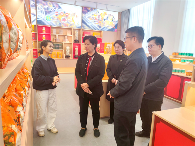 图为调研组在浦北陈皮产业园调研