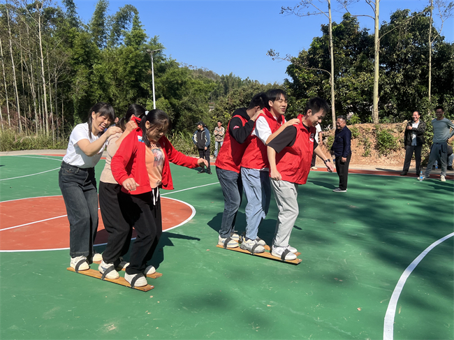 图为民族体育竞技活动现场