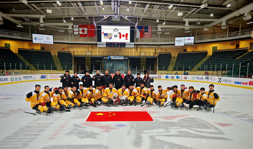 图为中国残奥冰球队合影