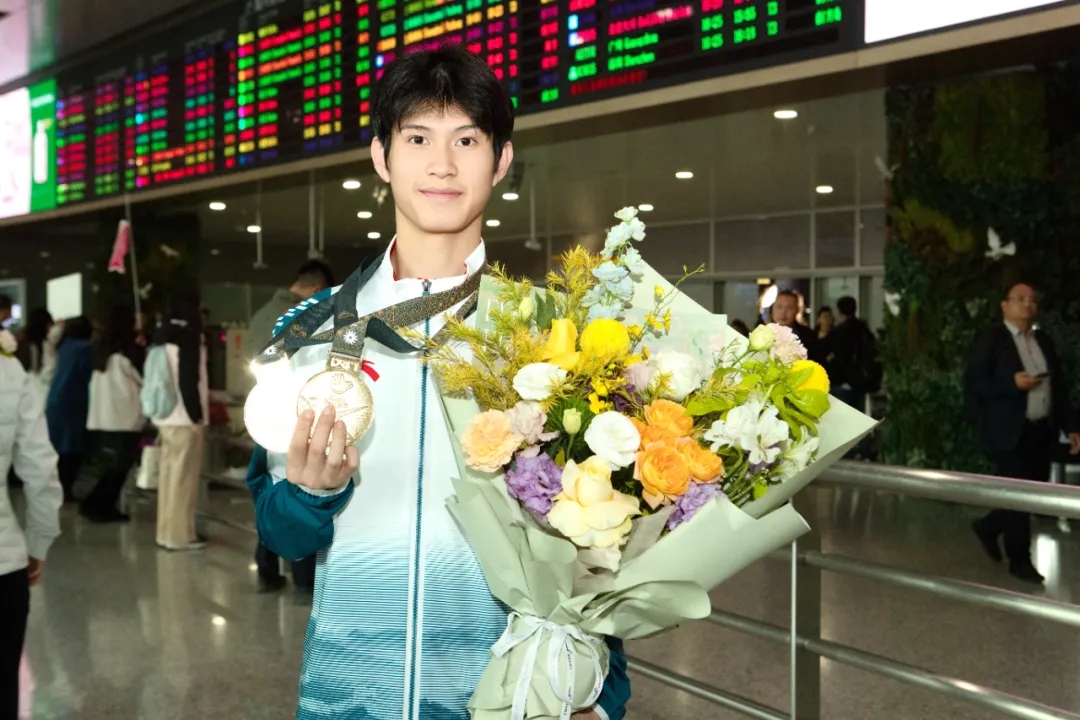 李奎手握金牌和鲜花