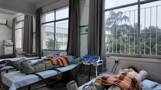 图为特殊儿童接受康复治疗