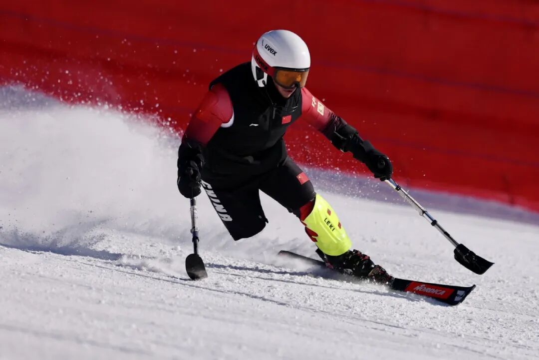图为国家残奥高山滑雪队队员在训练中