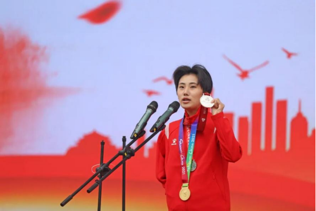 图为报告会现场图