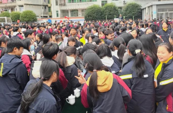 图为报告会现场图