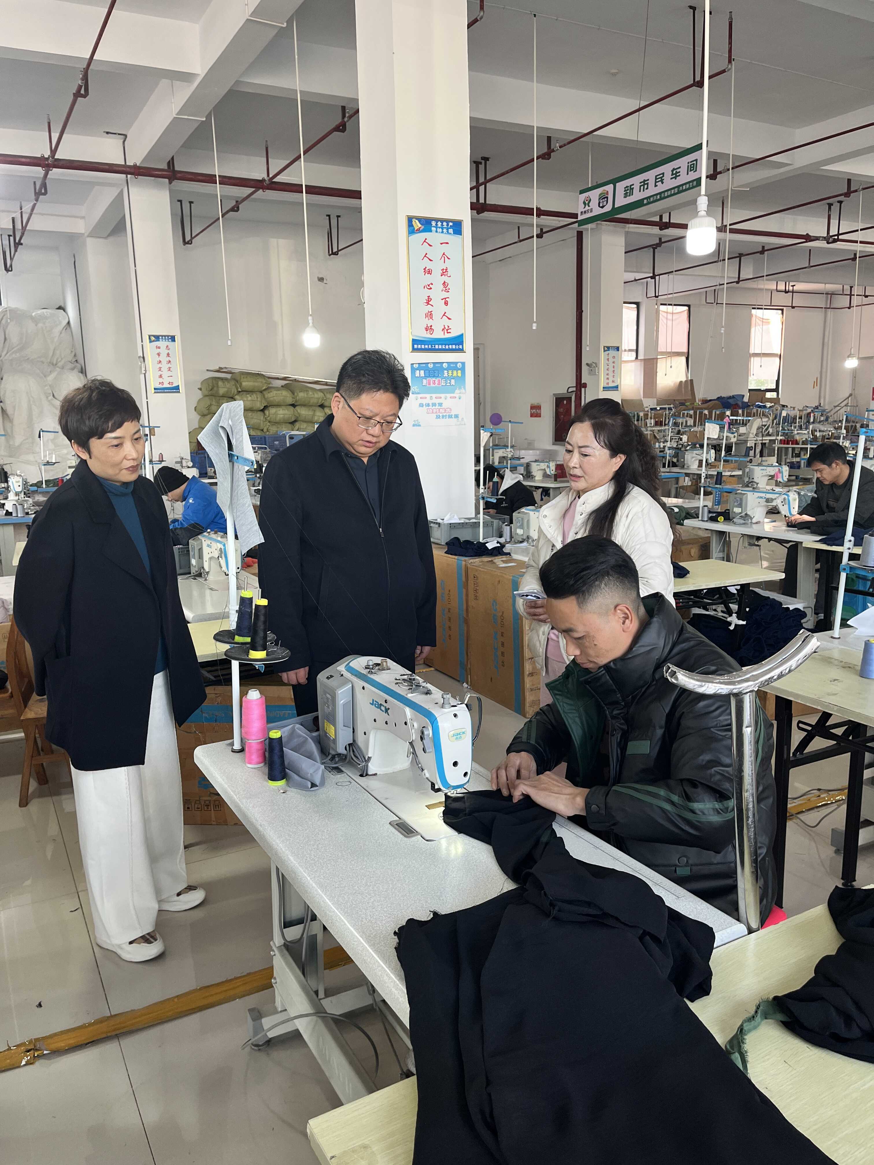 图为周代军在兴义市天宫服装实业有限公司调研