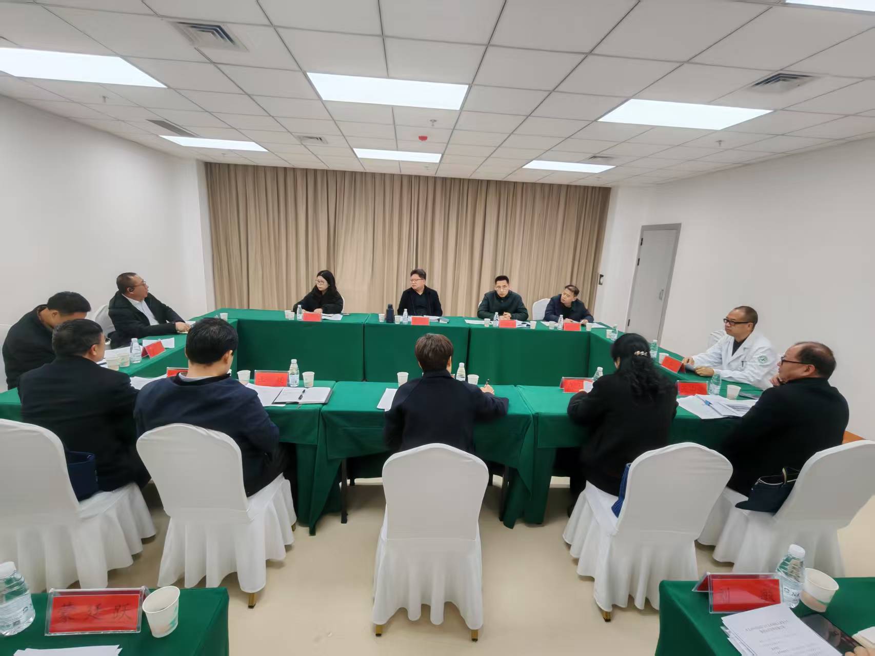 图为周代军主持召开座谈会