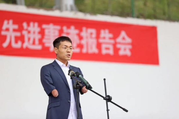 图为报告会现场图