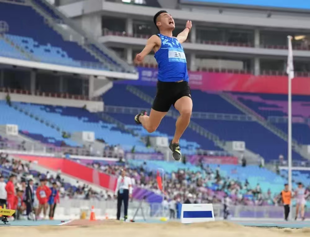 图为辽宁省运动员王浩在第十二届全国残特奥会比赛现场