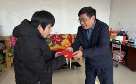 图为入户慰问困难残疾人