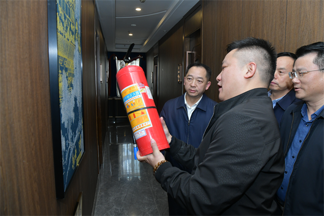 图为省残联党组书记黄进良对颐而康盲人按摩机构开展安全生产暗访