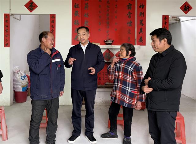 图为省残联党组书记黄进良走访慰问困难残疾人黄美莲