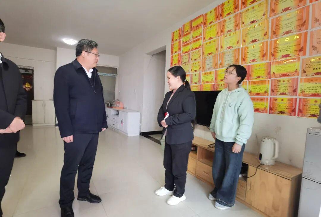 图为周代军一行在仁怀市慰问视力残疾人王德霞