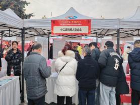 图为中江县2026年春风行动大型招聘会在中江县公园广场举行