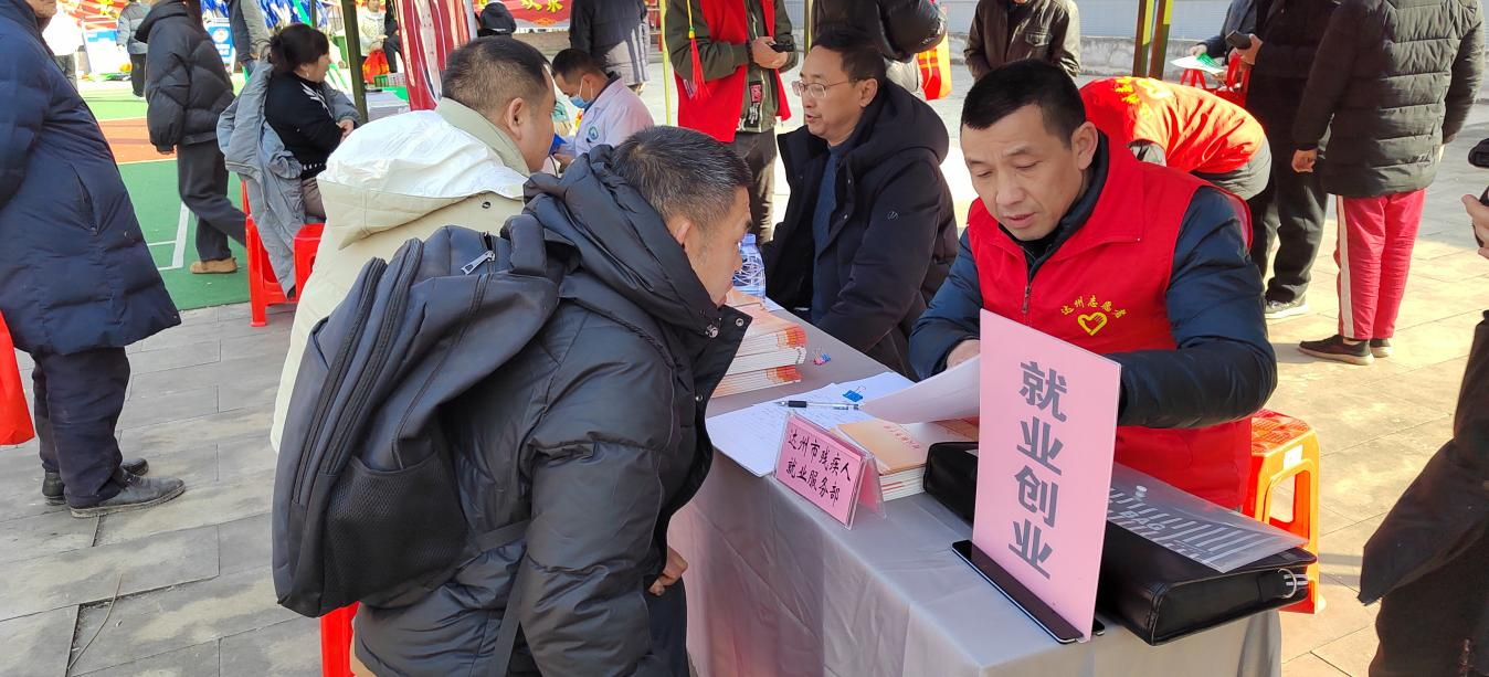 图为返乡残疾人就业创业咨询并进行现场求职登记