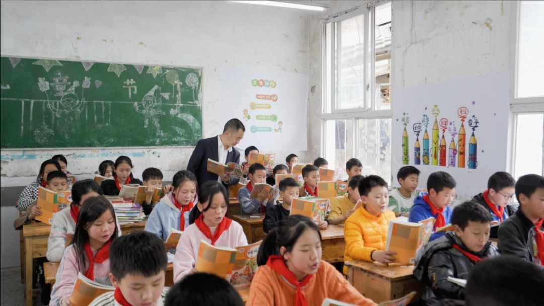 图为石文平给学生上课