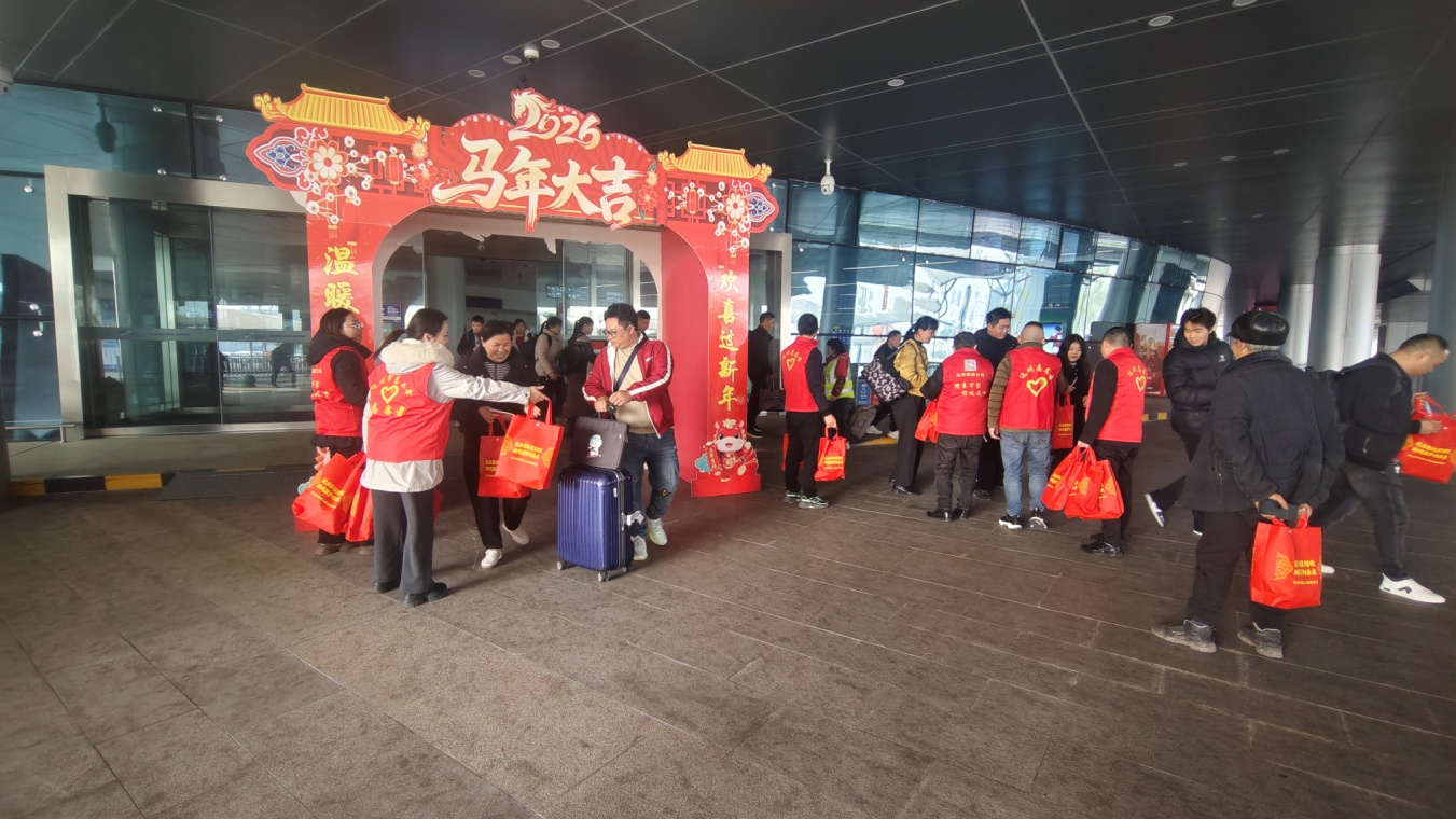 图为在金垭机场发放就业政策和就业服务清单等政策礼包