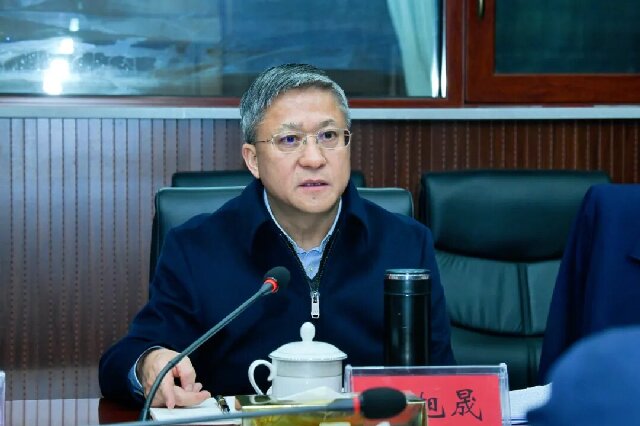 图为省人大常委会副主任胡旭晟出席会议并讲话