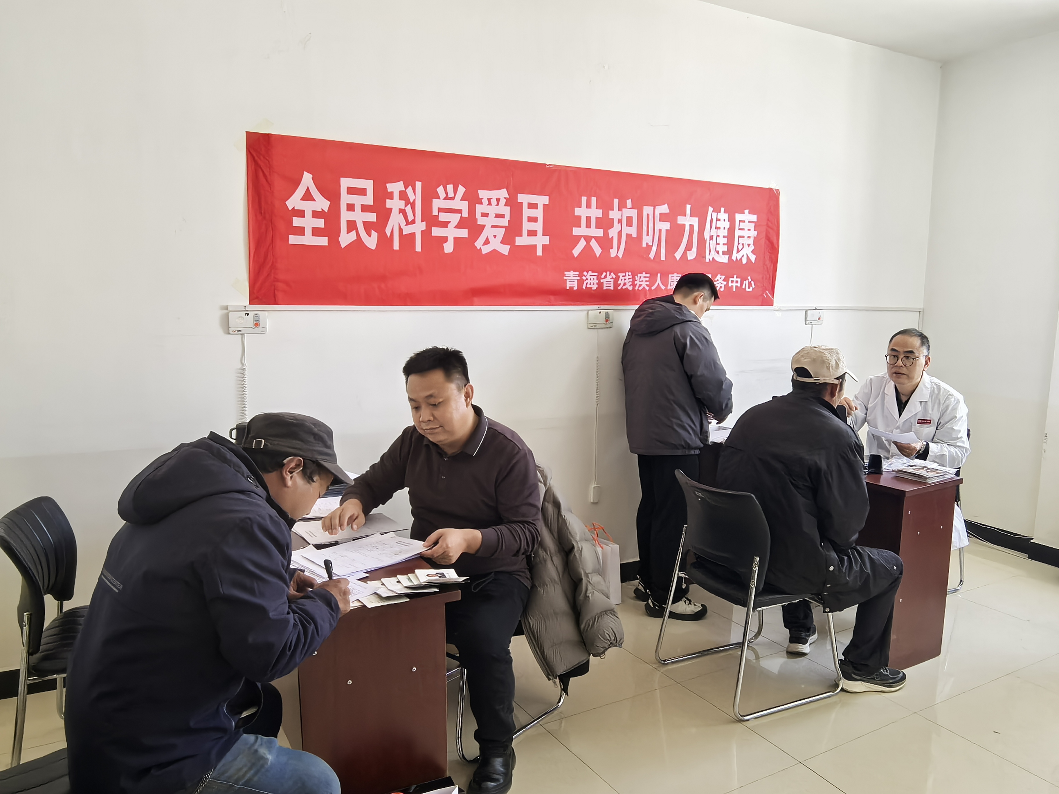 图为中心专业人员在西宁市残联验配助听器