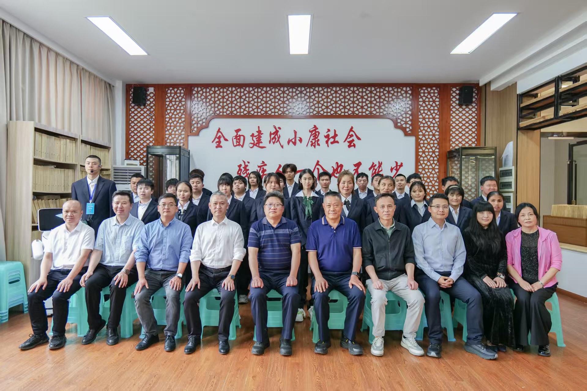 图为现场合影