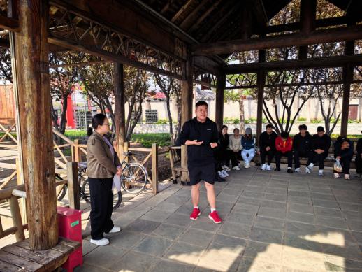 图为运动员代表发言