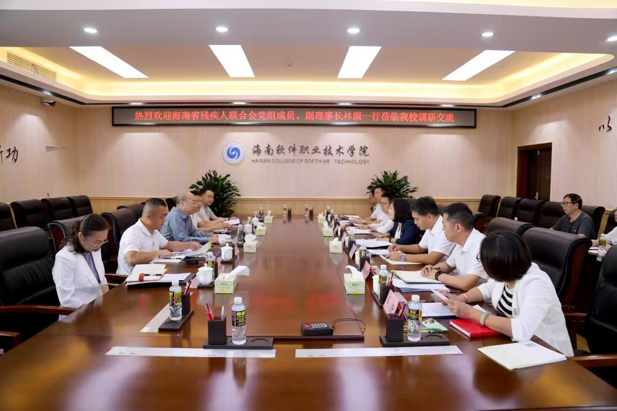 图为调研组在海南软件职业技术学院调研