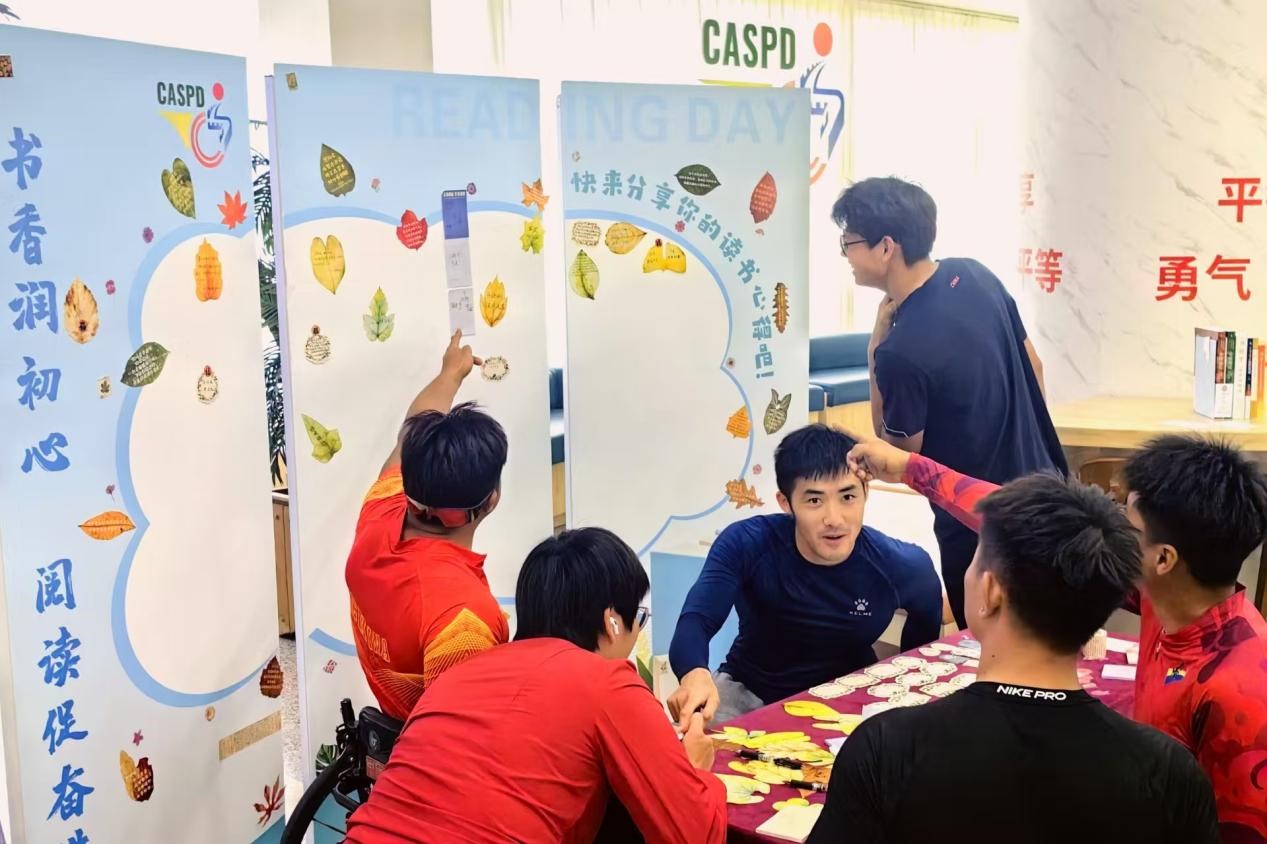 图为运动员围在“书香角”