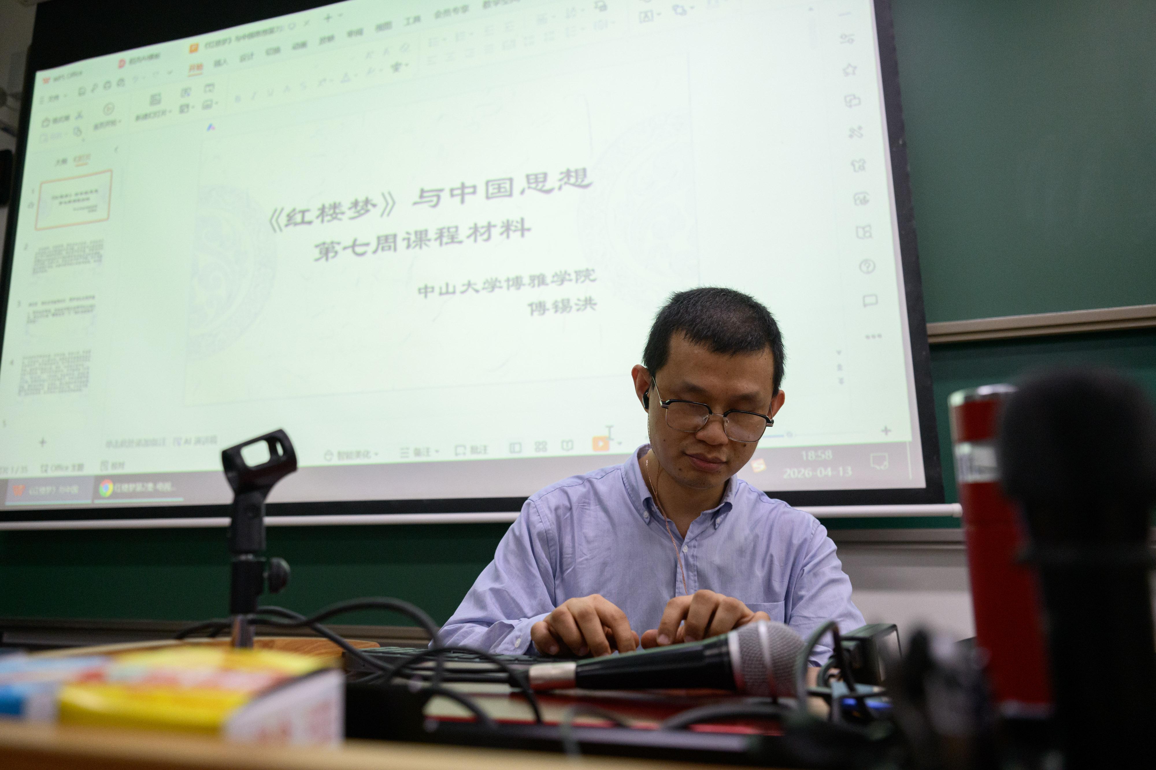 图为傅锡洪老师在做课前准备工作 图为傅锡洪老师在做课前准备工作