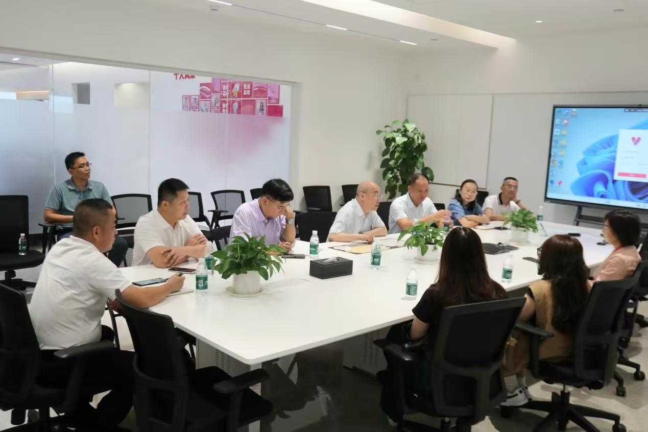 图为调研组在唯品会（海南）电子商务有限公司调研