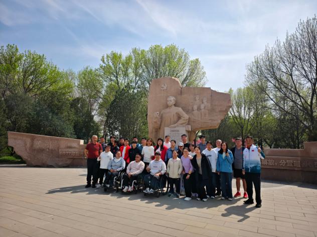 图为集训队全体在通州第一党支部雕塑前合影