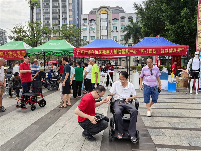 图为残疾人体验智能轮椅