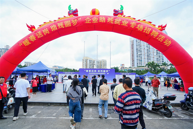 图为招聘活动现场