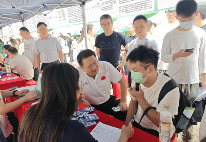 图为招聘会现场了解残疾人的就业意向与实际困难 图为招聘会现场了解残疾人的就业意向与实际困难