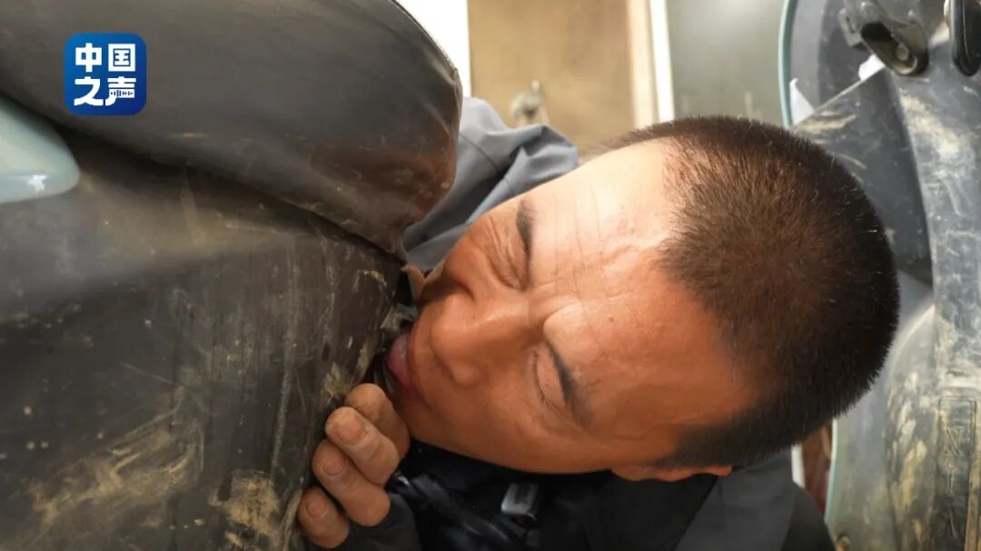 图为李喜柱用舌头检测电路是否正常 图为李喜柱用舌头检测电路是否正常