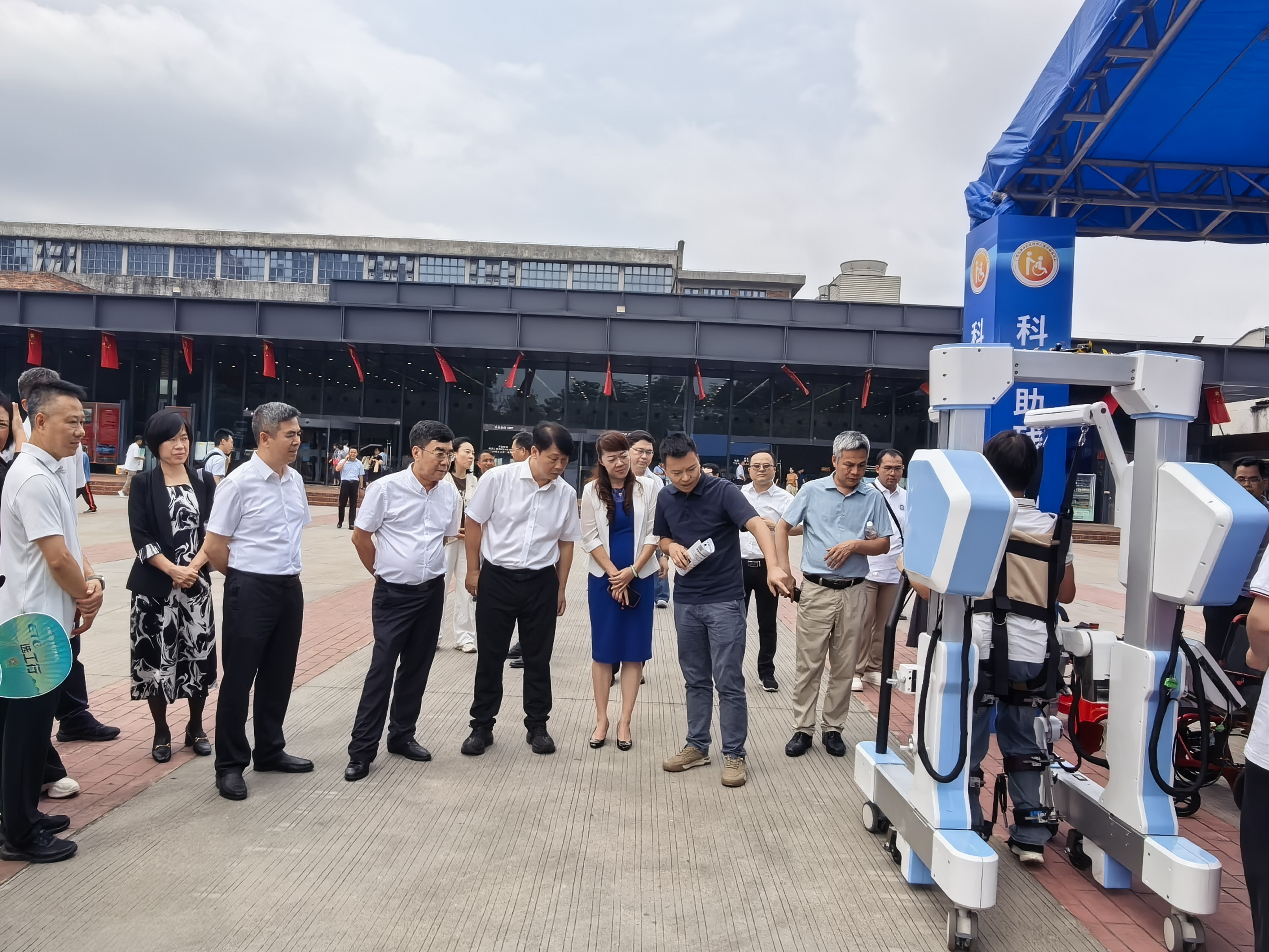 图为辅具展现场 图为辅具展现场