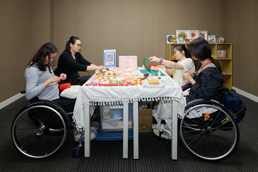 图为巧手的姑娘们在一起编制手工艺品 图为巧手的姑娘们在一起编制手工艺品