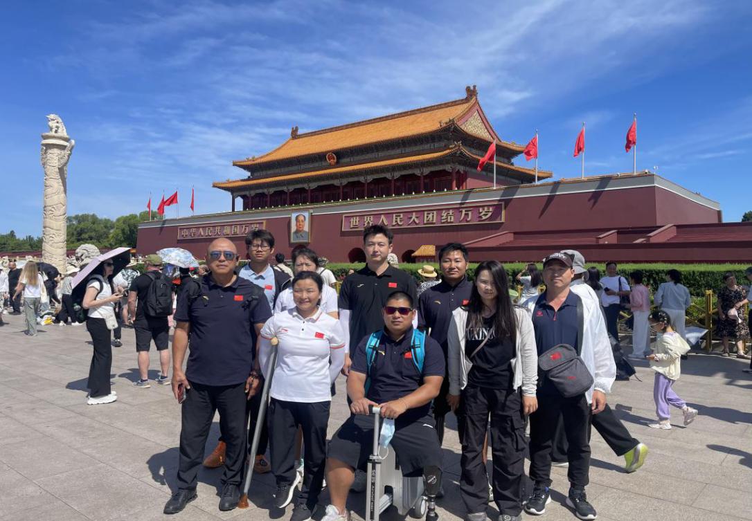 图为集训队在天安门广场合影 图为集训队在天安门广场合影