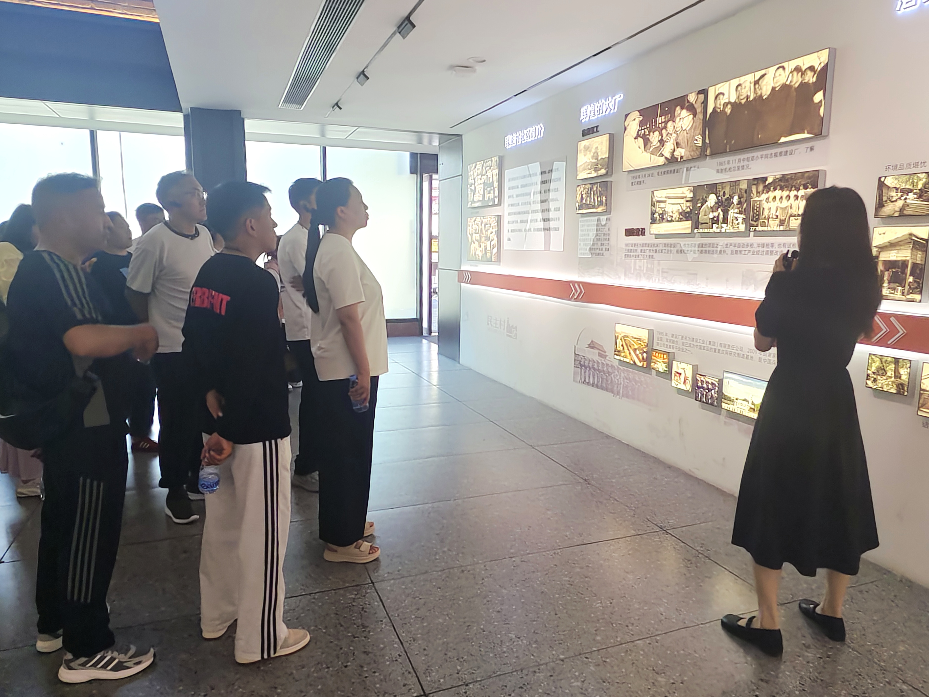 图为学员们实地参观学习